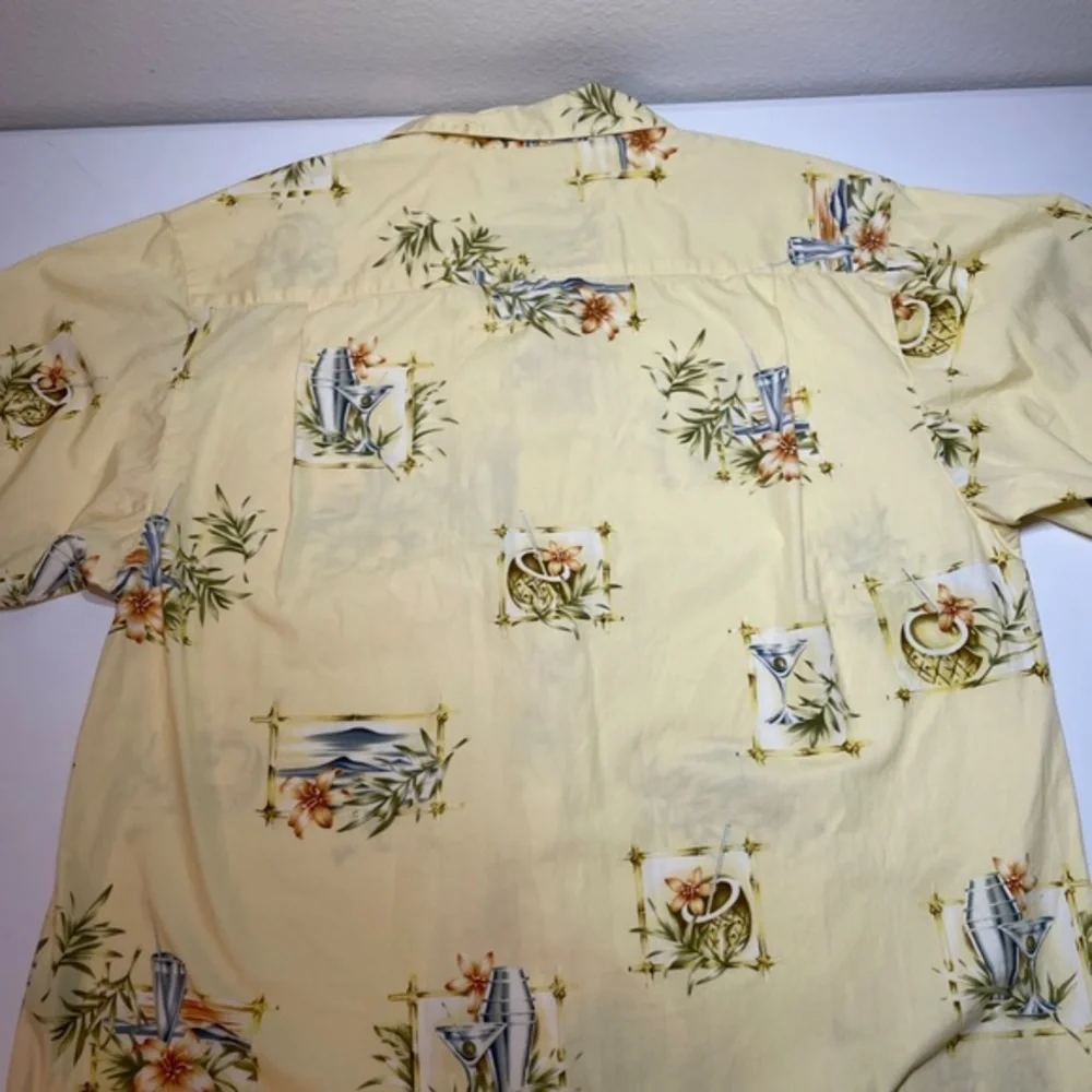 WEEKENDER MENS HAWAIIAN Tropical Drinks Size Large‎ Yellow Short Sleeve Shirt.